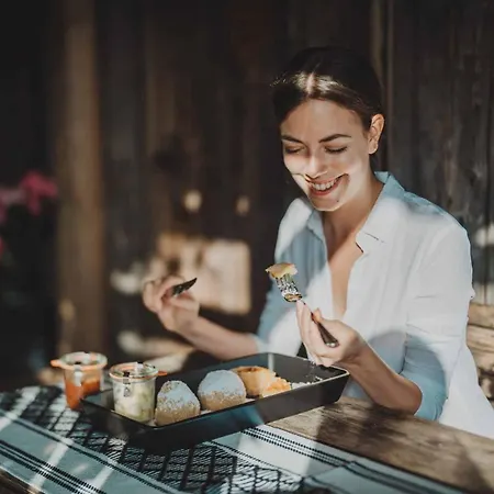 Luxgut Olivia Zmollach